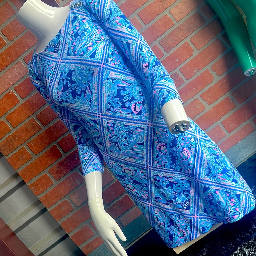 Lilly Pulitzer women’s top in blue with sea creatures. In xxs
